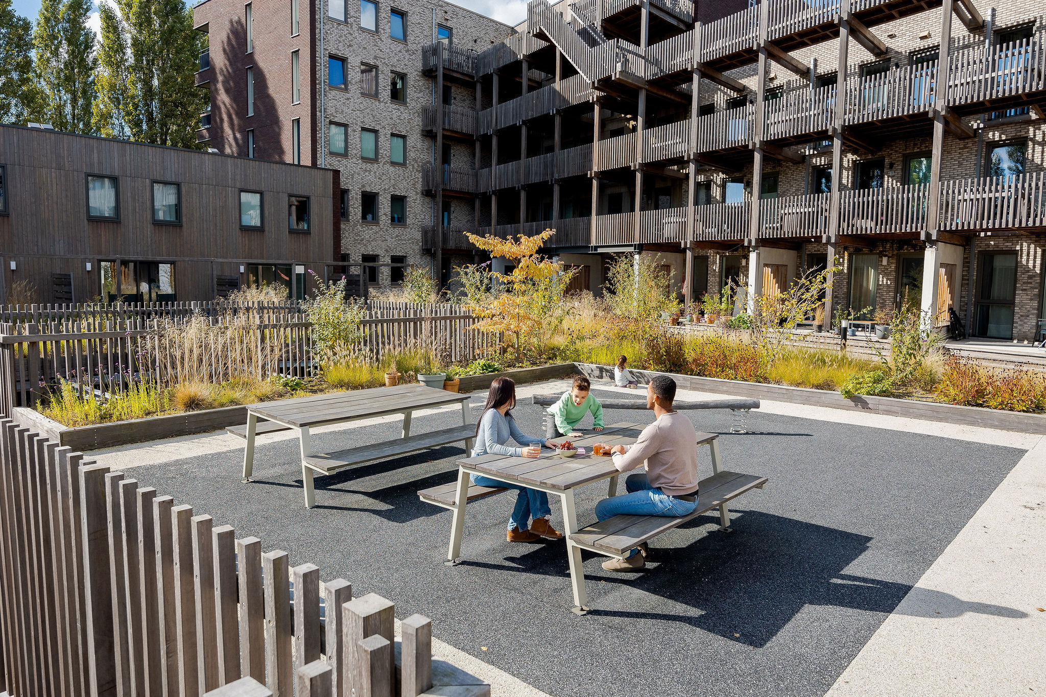 This slide displays Mensen aan het picknicken in Laurierkwartier.