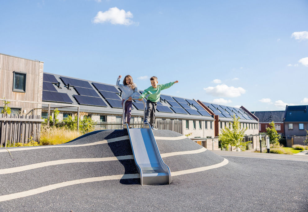 Broer en zus op glijbaan in Laurierkwartier