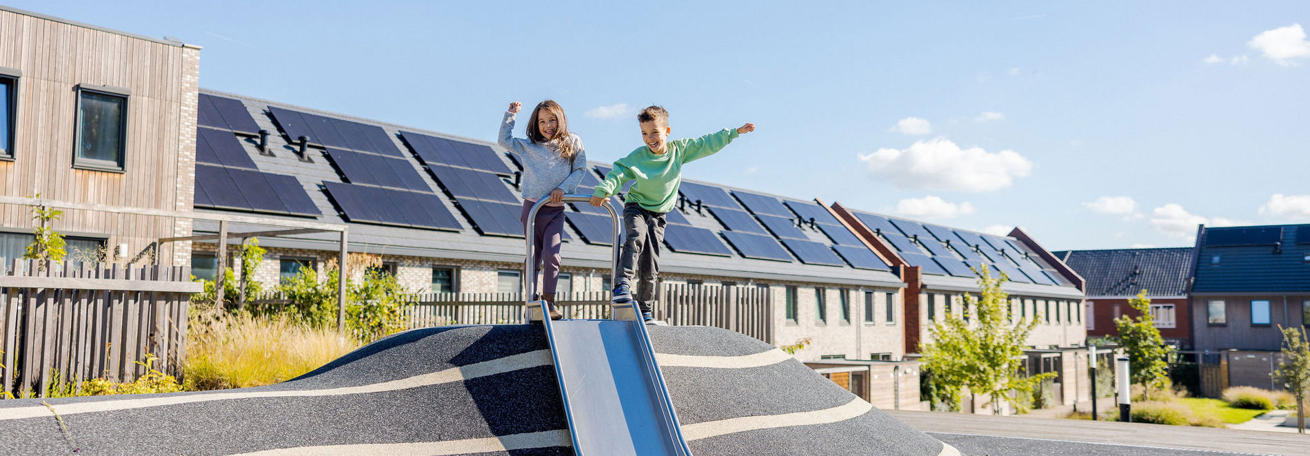Broer en zus op glijbaan in Laurierkwartier